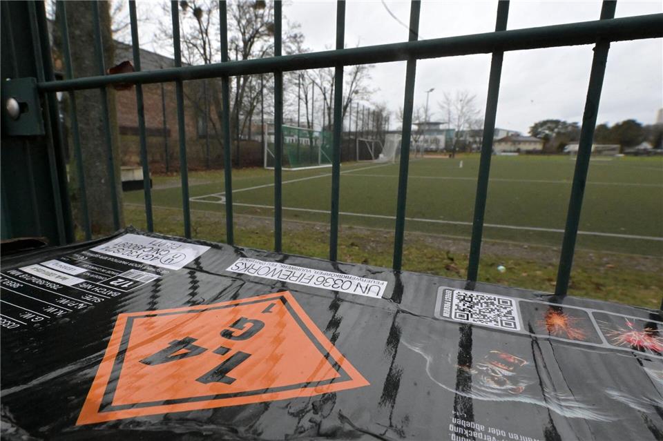 Ein zwölfjähriger Junge ist in Potsdam auf einem Sportplatz vermutlich durch einen Kugelbomben-Blindgänger schwer verletzt worden.Michael Bahlo/dpa