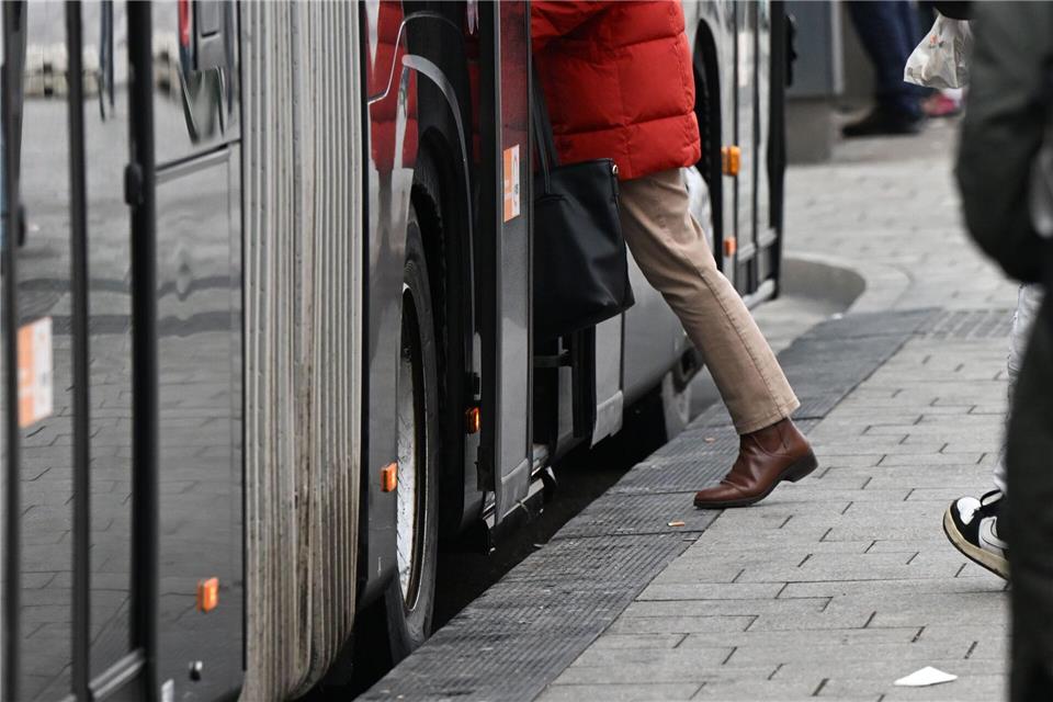 Ein zwölfjähriger Junge wollte einen Bus erreichen und wurde bei einem Unfall lebensgefährlich verletzt. (Symbolbild)Bernd Weißbrod/dpa