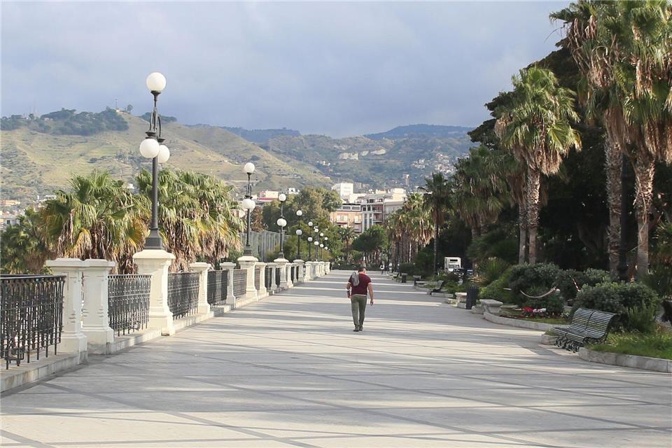 Ein Mann geht in Reggio Calabria an einer leeren Promenade spazieren. Die italienische Region Kalabrien ist die Heimat der auch in Deutschland umtriebigen ‚Ndrangheta. (Symbolbild)Domenico Notaro/LaPresse via ZUMA Press/dpa