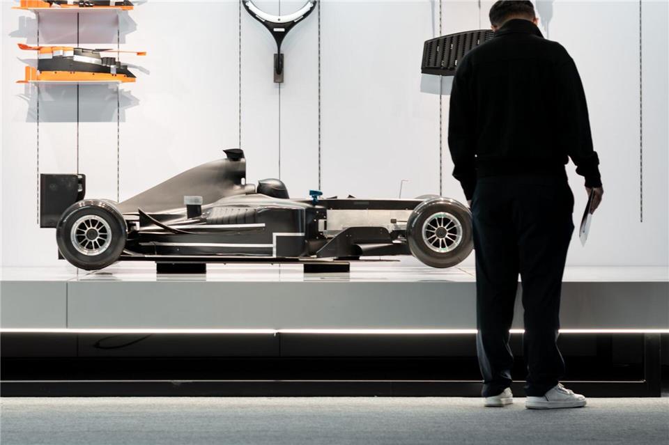 Formel 1-Ausstellung startet in Oberhausen Einblicke in die Formel 1 mit Konstruktionsplänen und einem Windkanalmodell gewährt eine Ausstellung in Oberhausen.Fabian Strauch/dpa