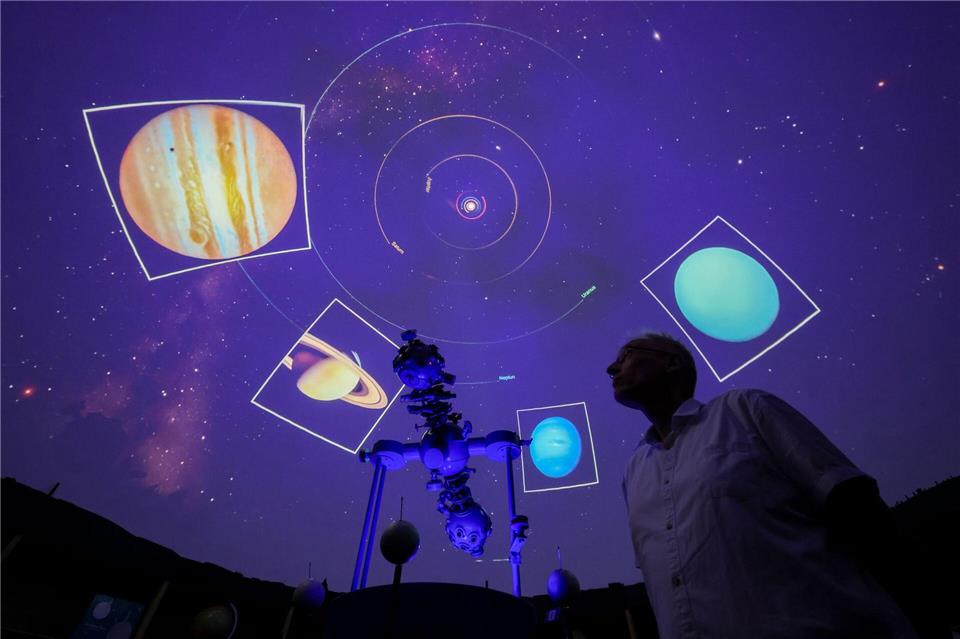 Einblicke in die Welt der Sterne und Planeten: Im Schulplanetarium der Albert-Schweitzer-Oberschule wird Wissen über das All weitergegeben.Jan Woitas/dpa