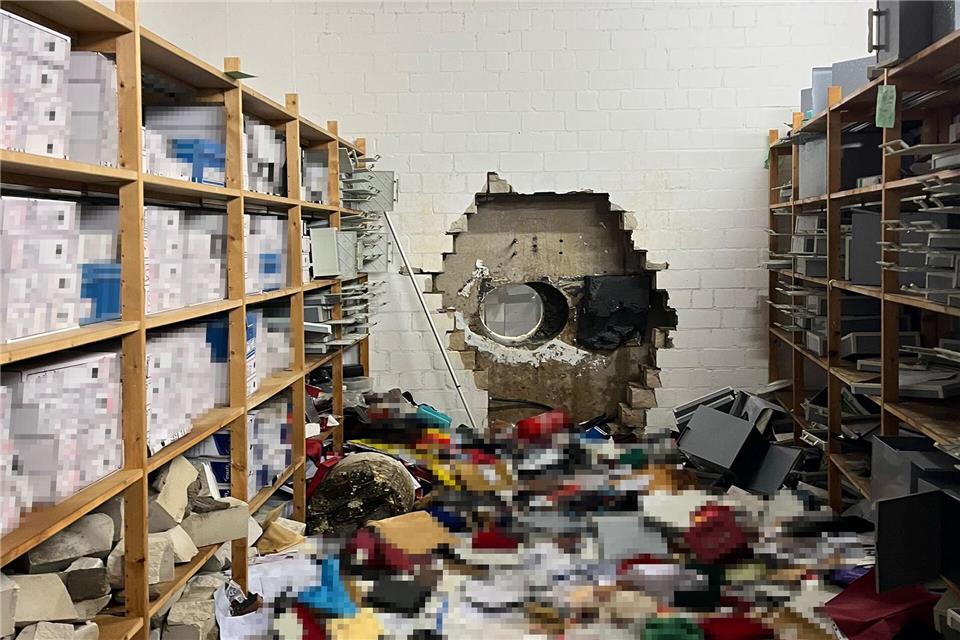Einbrecher haben sich mit Hilfe eines großen Bohrers Zugang zum Tresorraum verschafft.-/Polizei Gelsenkirchen/dpa