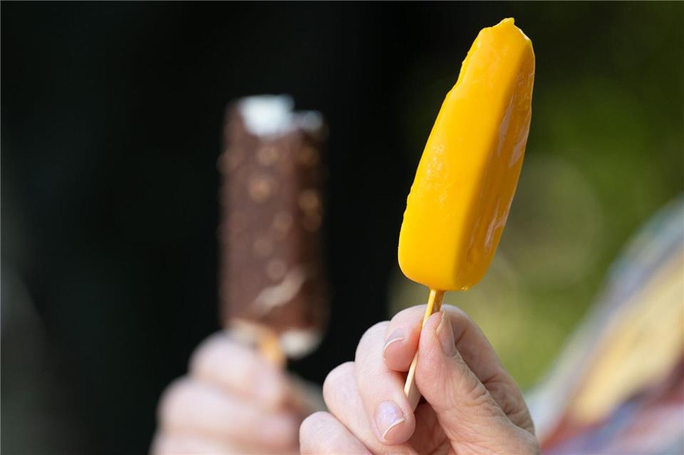 Einbrecher in Eisenhüttenstadt suchten eine Erfrischung und ließen sich gleich am Tatort Eis aus dem Tiefkühlschrank schmecken. (Symbolbild)Sebastian Kahnert/dpa