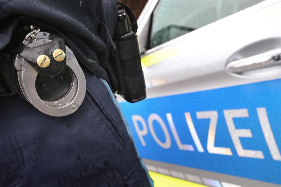 Einbrecher stahlen aus einer Münchner Wohnung einen Tresor mit hoher Beute. (Symbolbild)Karl-Josef Hildenbrand/dpa