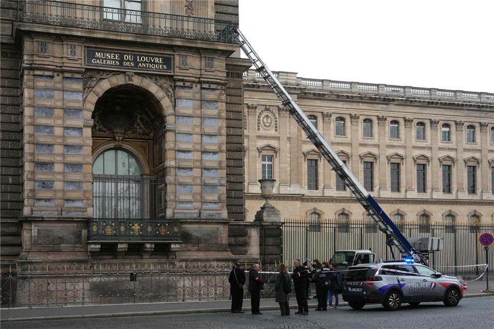 Einbruch im Louvre: Diebe steigen mit Möbelaufzug ein und stehlen Napoleon-SchmuckDimitar Dilkoff/AFP/dpa