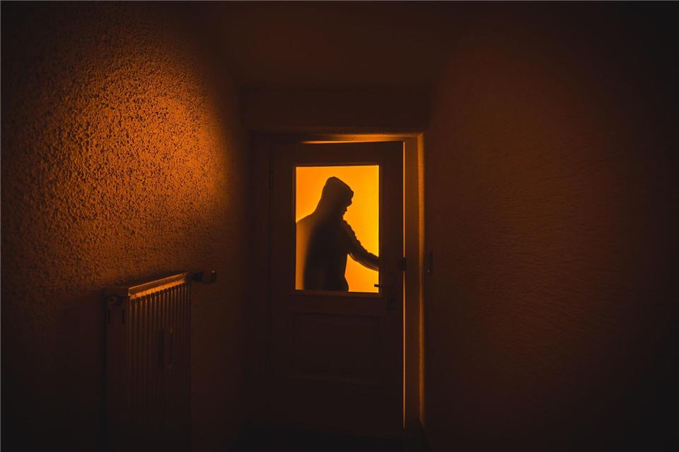 Einbrüche häufen sich in den dunklen Herbst- und Wintermonaten: Verschlossene Türen und Fenster können die Sicherheit erhöhen.Nicolas Armer/dpa/dpa-tmn