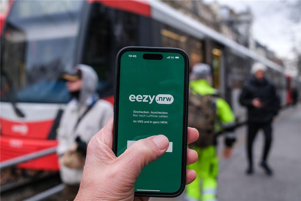 Einchecken und losfahren: Mit dem Eezy-Ticket wollen Land und Verkehrsverbünde den ÖPNV für Gelegenheitsnutzer einfacher machen.Oliver Berg/dpa