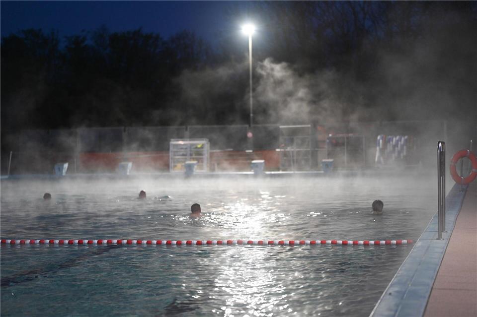 Eindlich geht’s los -  Frühschwimmer sind schon vor Sonnenaufgang im Wasser des Friesenbads in Weener.Lars Penning/dpa
