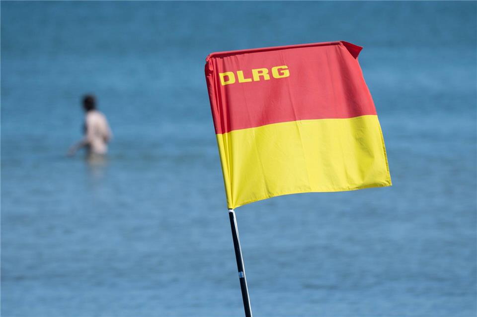 Eine 15-Jährige geriet beim Schwimmen im Bereich eines Strandbades in Schwierigkeiten und drohte unterzugehen. (Symbolbild)Stefan Sauer/dpa