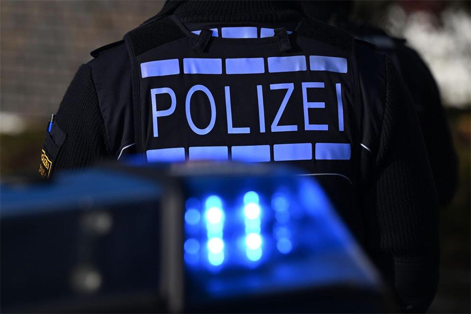 Eine 17-Jährige hat die Polizistin gleich zweimal verletzt. (Symbolbild) Bernd Weißbrod/dpa