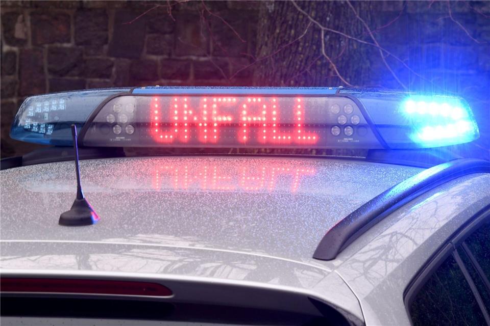 Eine 19-jährige Autofahrerin kollidiert mit mehreren Hindernissen und wird leicht verletzt ins Krankenhaus gebracht. (Symbolbild)Carsten Rehder/dpa