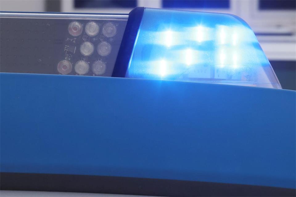 Eine 21-Jährige überquert die Straße und wird tödlich verletzt.(Symbolbild)Bodo Schackow/dpa