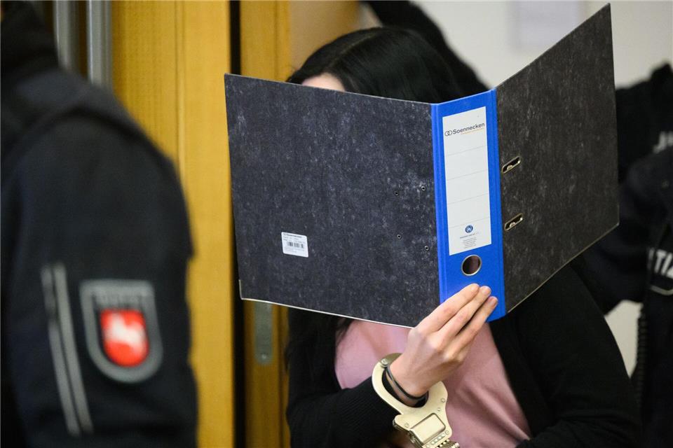 Eine 27-jährige Frau muss für einen Mordversuch mit Ameisensäure für zwölf Jahre in Haft. (Archivbild)Julian Stratenschulte/dpa