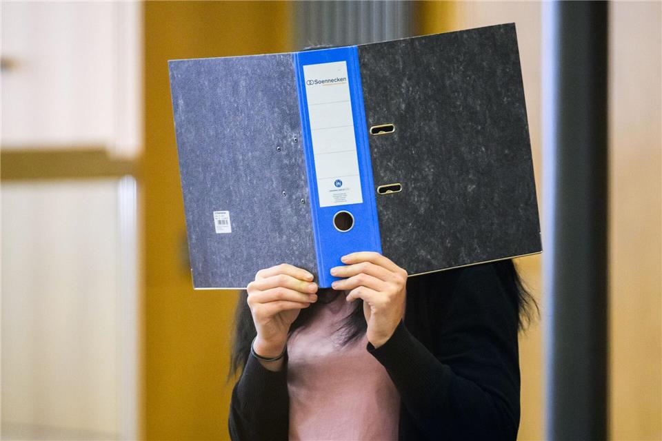 Eine 27-jährige Frau muss für einen Mordversuch mit Ameisensäure für zwölf Jahre in Haft. (Archivbild)Julian Stratenschulte/dpa
