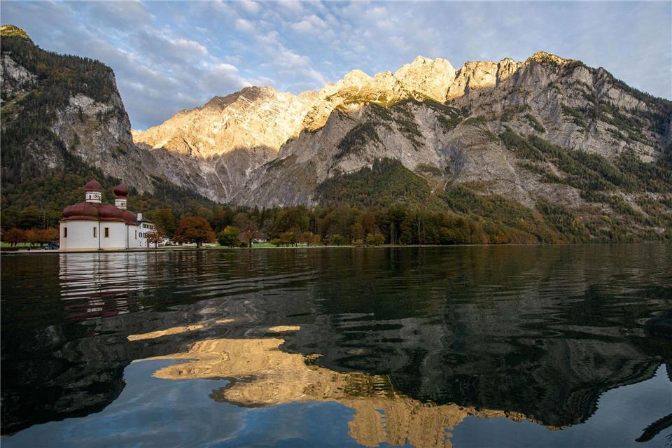 Eine 28-Jährige stürzte rund 20 Meter tief in den Königssee und verletzte sich schwer. (Archivbild)Lino Mirgeler/dpa