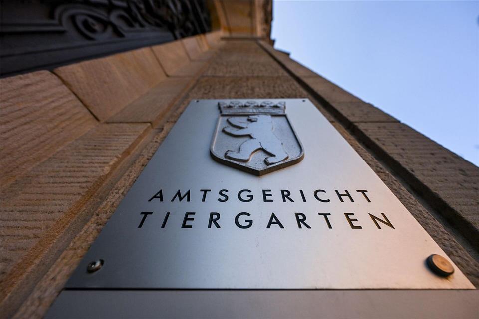 Eine 29-jährige Frau ist nach Beißattacken ihres Hundes der fahrlässigen Körperverletzung in drei Fällen schuldig gesprochen worden. (Symbolbild) Jens Kalaene/dpa