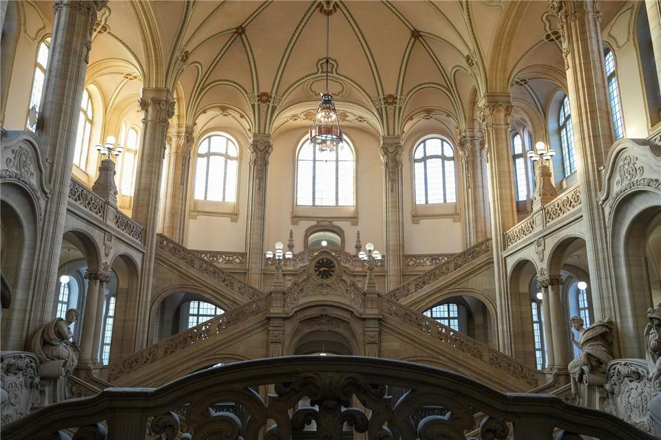 Eine 31-Jährige steht nach Raubüberfällen auf Seniorinnen im Alter von 78 bis 100 Jahren vor Gericht. (Symbolbild)Soeren Stache/dpa