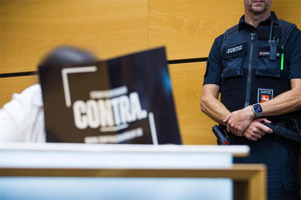 Eine 32-Jährige räumte vor Gericht ein falsches Geständnis ein und wurde verurteilt. Moritz Frankenberg/dpa
