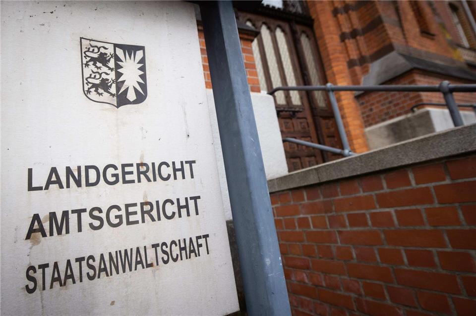 Eine 32-Jährige soll eine Betreuerin mit einer Schere angegriffen und schwer verletzt haben (Archivbild).Christian Charisius/dpa