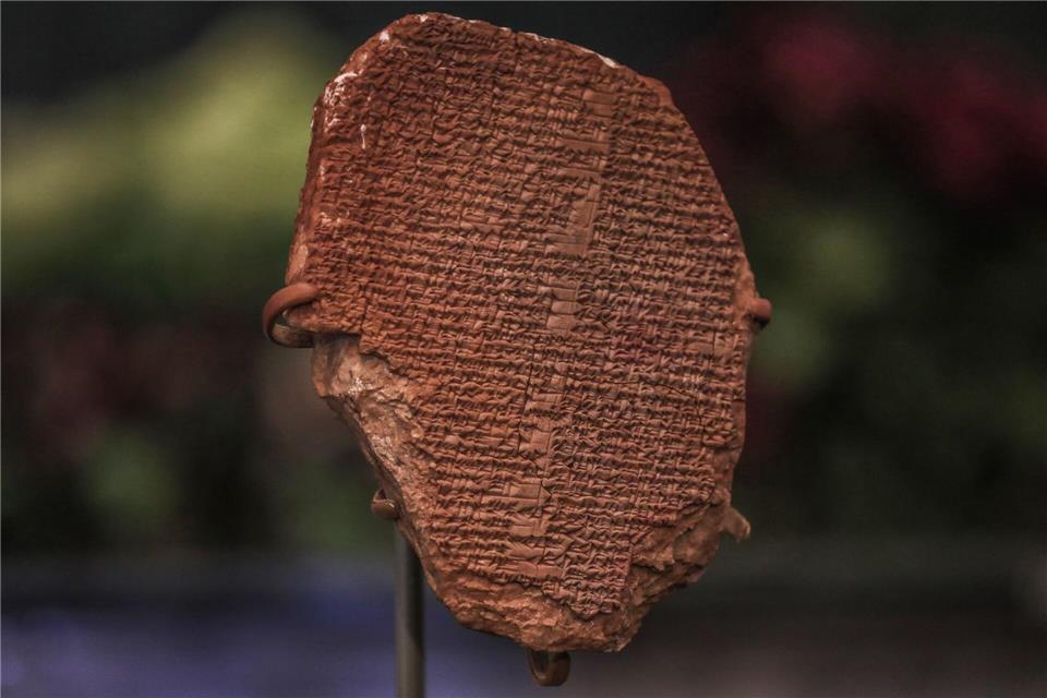 Eine 3.500 Jahre alte Tontafel mit Teilen aus dem Gilgamesch-Epos.Ameer Al Mohammedaw/dpa