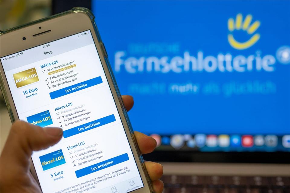 Eine 50-Jährige aus Bad Fallingbostel räumt den Hauptgewinn der Deutschen Fernsehlotterie ab. (Symbolbild)Monika Skolimowska/dpa