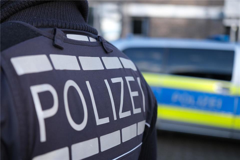 Eine 51-Jährige will einen Diebstahl bei der Bundespolizei anzeigen und wird anschließend selbst verhaftet. (Symbolbild)Bernd Weißbrod/dpa