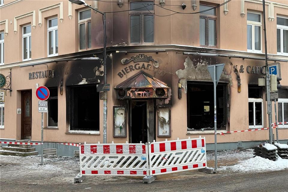 Eine 60-Jährige wird verletzt gerettet.Helena Dolderer/dpa