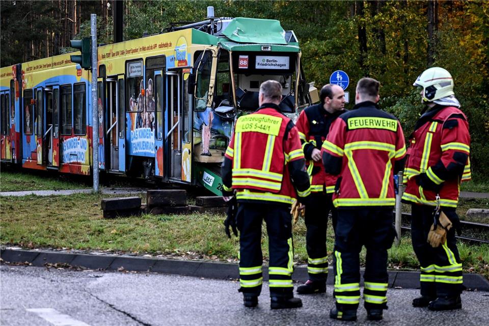 Zwei Straßenbahnen stoßen zusammen - Frau schwer verletzt Eine 64-Jährige wurde bei dem Zusammenstoß schwer verletzt.Britta Pedersen/dpa