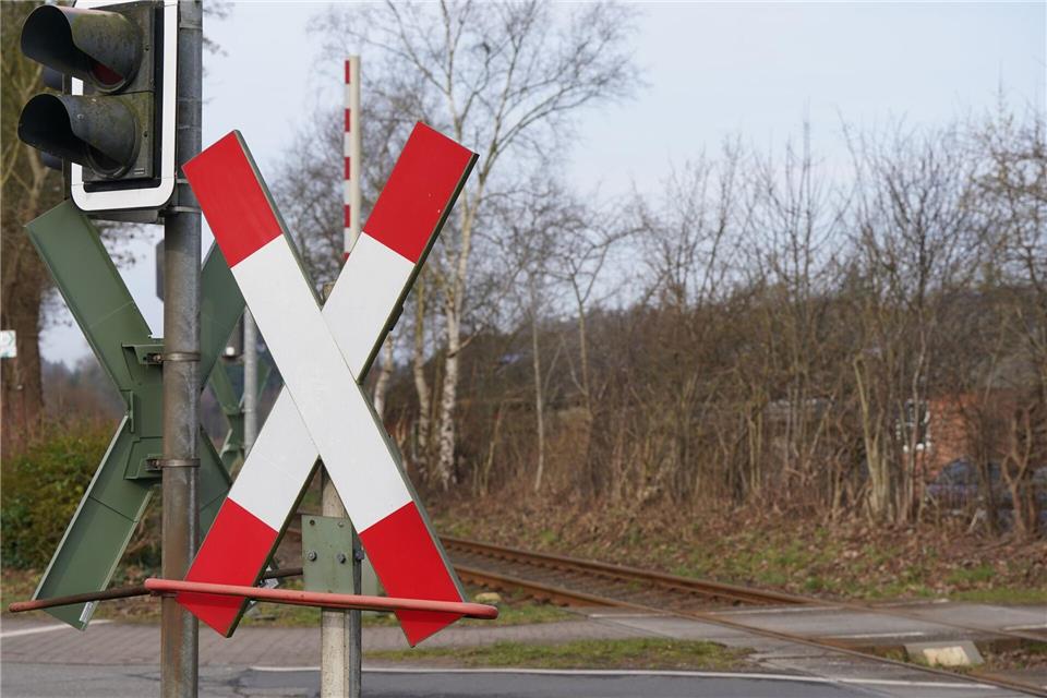Eine 80-Jährige ist an einem Bahnübergang von einem Zug erfasst worden und gestorben. (Symbolbild)Marcus Brandt/dpa