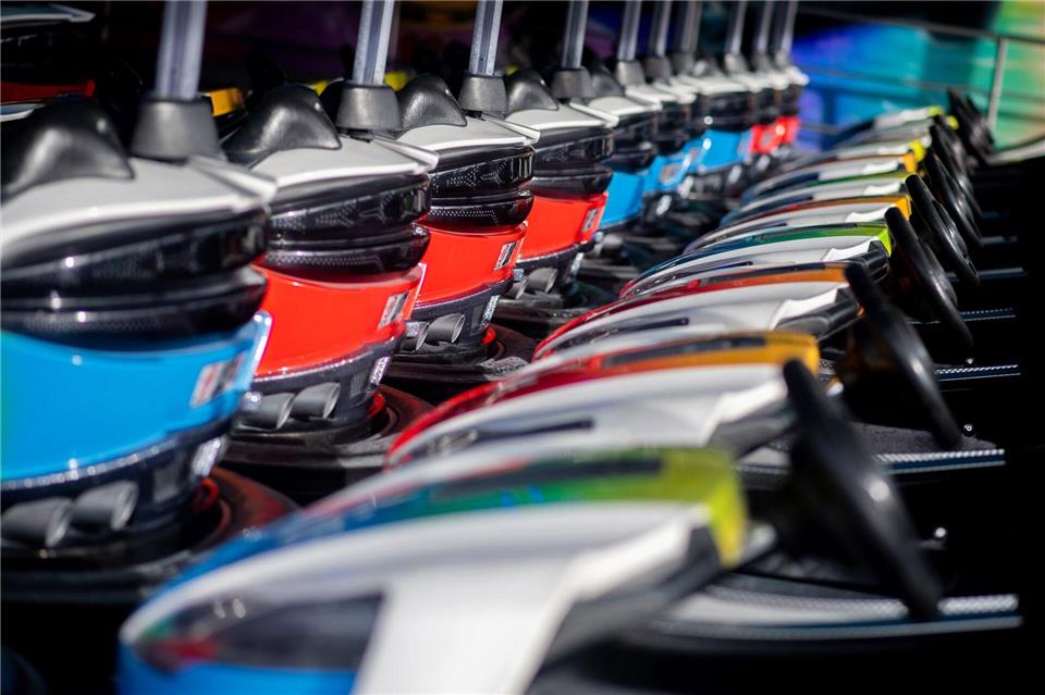 Eine 82-Jährige prallte am Pfarrkirchner Volksfest gegen einen Autoscooterbetrieb, welcher sich gerade im Aufbau befindet. (Symbolbild)Hauke-Christian Dittrich/dpa