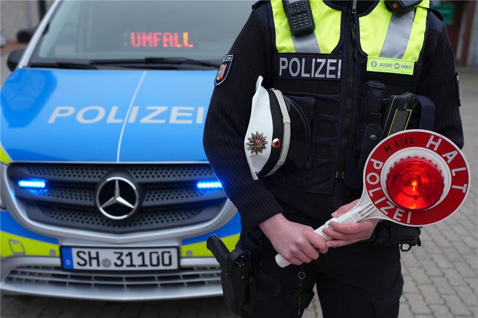 Eine 83 Jahre alte Beifahrerin stirbt bei dem Unfall. (Archivbild)Marcus Brandt/dpa