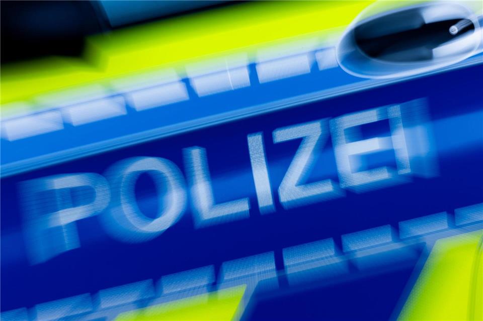 Eine 85-Jährige aus Freising hat Goldbarren im Wert von mehr als 100.000 Euro an einen falschen Polizeibeamten übergeben. (Symbolbild)Rolf Vennenbernd/dpa
