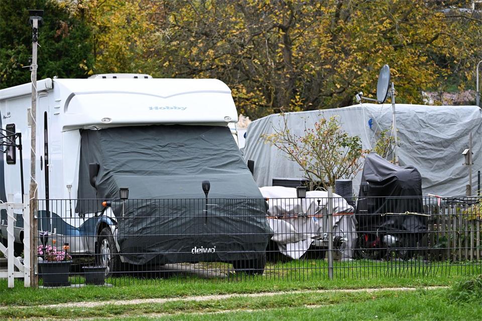 Eine Abdeckung allein macht noch keinen Winterschutz: Um das Wohnmobil fit für die dunkle Jahreszeit zu machen, helfen diese fünf Schritte.picture alliance/dpa