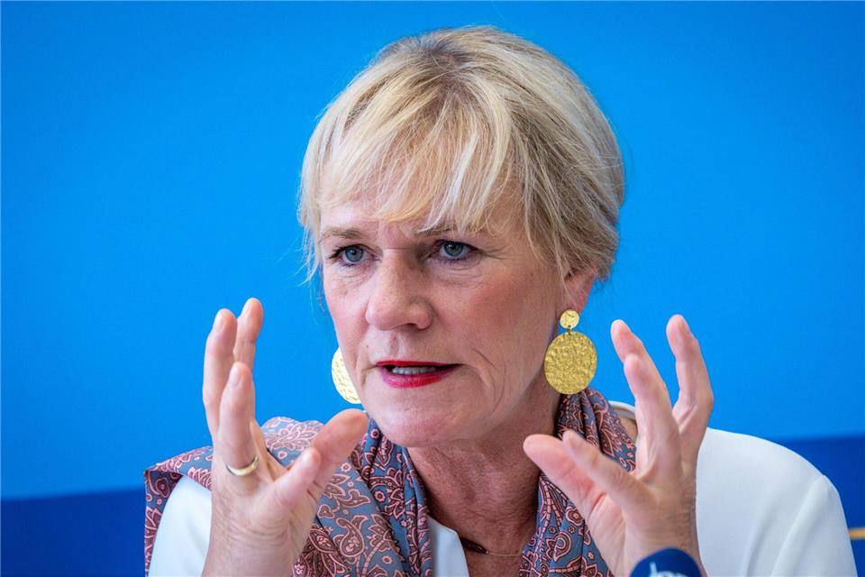 Eine Abituraufgabe mit fragwürdiger Zitate-Quelle setzt Bildungsministerin Simone Oldenburg (Linke) unter Druck. (Archivbild)Jens Büttner/dpa