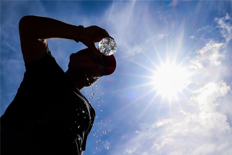 Eine Abkühlung von den sommerlichen Temperaturen ist zum Wochenende in Sicht. (Symbolbild)Christoph Reichwein/dpa