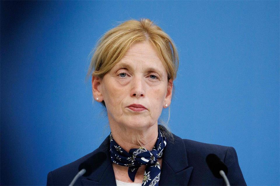 Eine Abschaffung der Schulpflicht wäre aus Sicht von Bundesbildungsministerin Karin Prien der falsche Weg. (Archivbild)Carsten Koall/dpa
