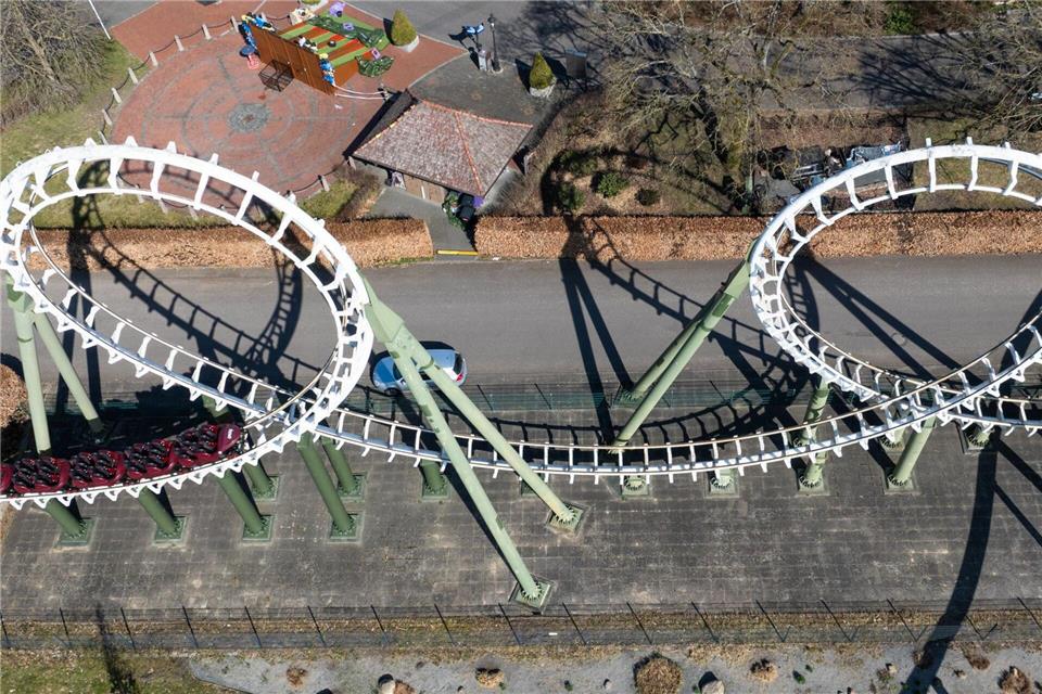 Freizeitparks im Norden starten in Saison Eine Achterbahn im Heide-Park fährt bei einem Probelauf: In der Saison kommen durchschnittlich 1,5 Millionen Gäste in das Resort. (Archivbild)Philipp Schulze/dpa
