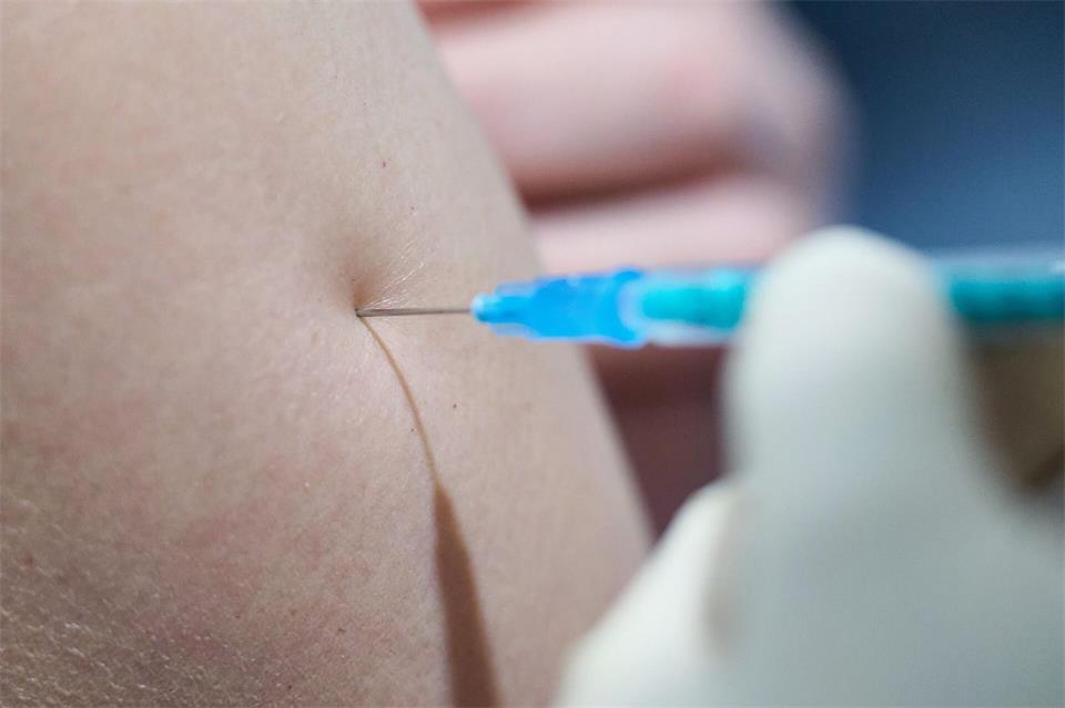 Eine Ärztin verabreicht einem Mann bei einem Impftermin in einer Apotheke den Covid-19-Impfstoff Comirnaty. (Symbolbild)Sebastian Gollnow/dpa
