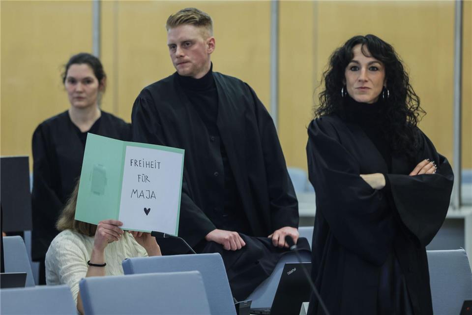 Eine Angeklagte zeigt auf einer Mappe „Solidarität mit Maja“, einer Peron, die sich derzeit in Ungarn wegen der Vorfälle in Budapest verantworten muss.Oliver Berg/dpa