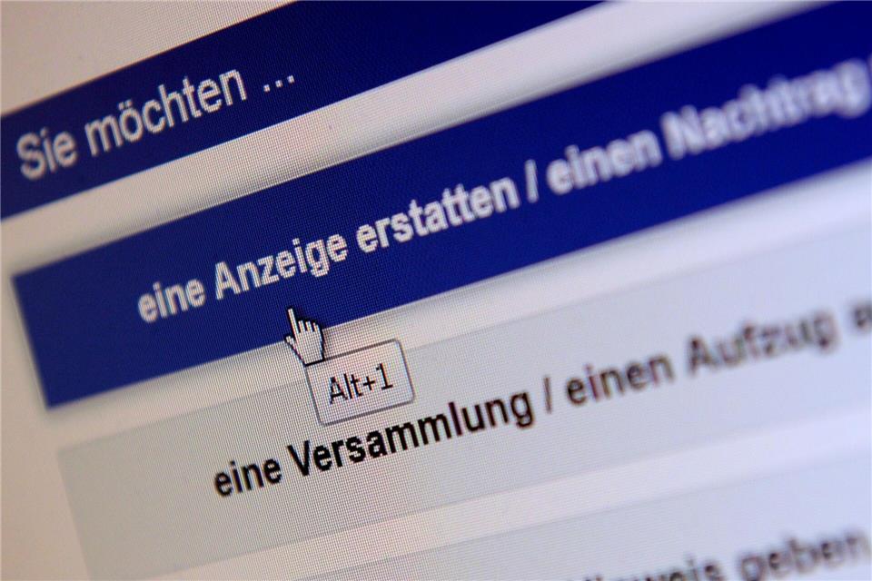 Eine Anzeige elektronisch erstatten und nicht erst einen Beamten im Revier aufsuchen - das machen immer mehr Menschen in Sachsen-Anhalt. (Symbolbild)picture alliance / dpa