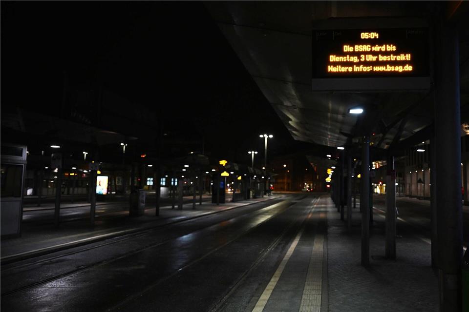 Eine Anzeigetafel am Bremer Hauptbahnhof zeigt an, dass die BSAG bestreikt wird. Shireen Broszies/dpa