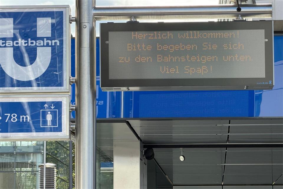 Eine Anzeigetafel an der neuen Station „Flughafen Terminal“ der Stadtbahn am Flughafen Düsseldorf weist auf die bevorstehende Eröffnung hin. Für eine schnelle Verbindung zwischen Airport und Hauptbahnhof soll die neue Stadtbahnlinie U80 sorgen.Volker Danisch, dpa