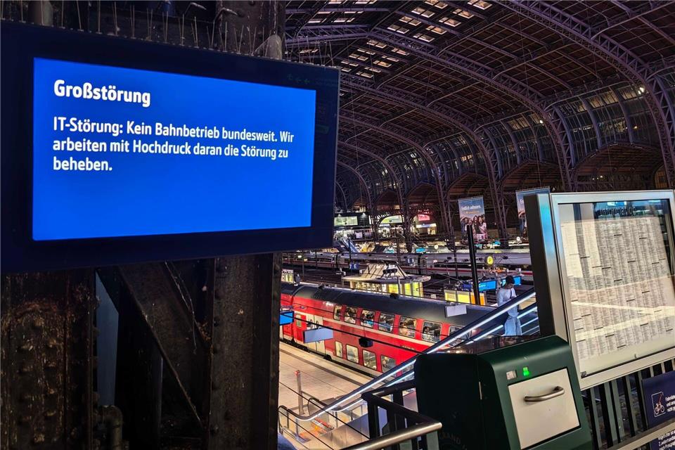 Eine Anzeigetafel im Hauptbahnhof Hamburg zeigt an „Großstörung“. ---/dpa