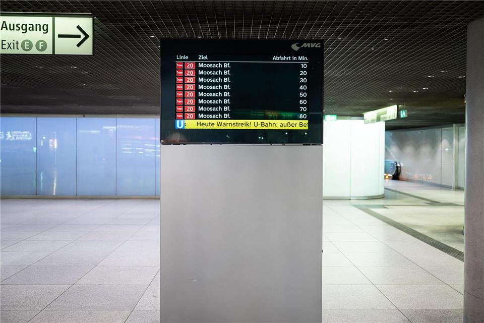 Eine Anzeigetafel in München. Lukas Barth-Tuttas/dpa