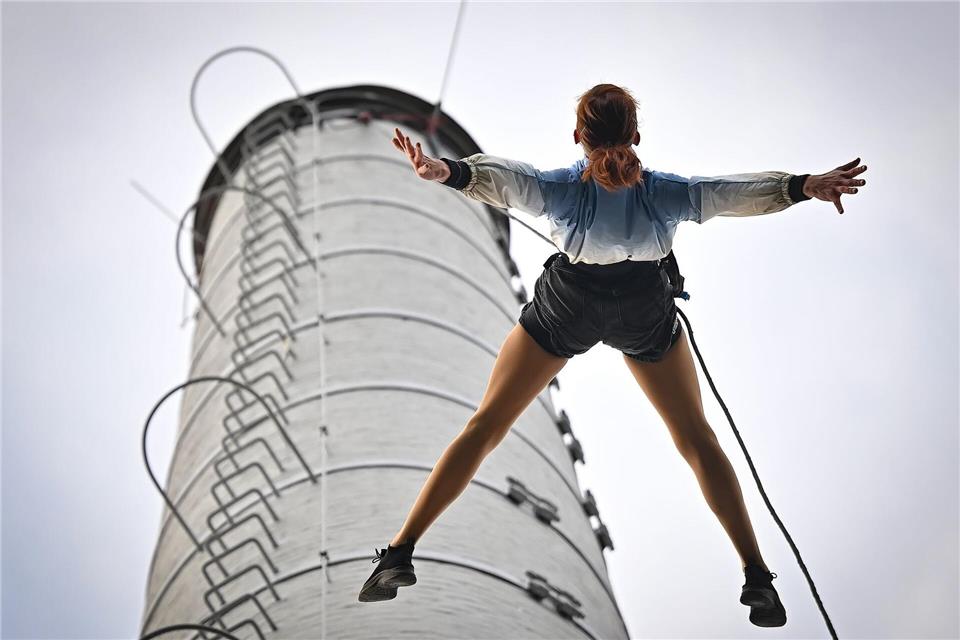 Bilder des Tages Eine Artistin bei der Akrobatikvorstellung „Komín“ zu Beginn der 13. Ausgaben des internationalen Festivals für zeitgenössischen Zirkus Fun Fatale in Tschechien.Pavlíèek Lubo·/CTK/dpa