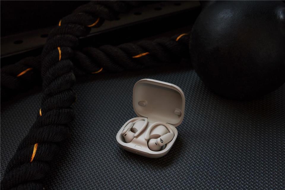 Eine Aufladung soll für zehn Stunden Musikwiedergabe reichen. Mit der Schnellladefunktion sollen fünf Minuten im Case bis zu eineinhalb Stunden Laufzeit bringen.Beats by Dre/dpa-tmn