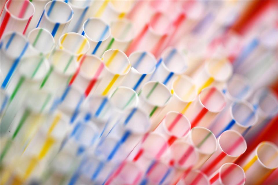 Eine Aufnahme aus dem Jahr 2017: Einweg-Plastikstrohhalme in einem Glas. (Archivbild)Ralf Hirschberger/dpa
