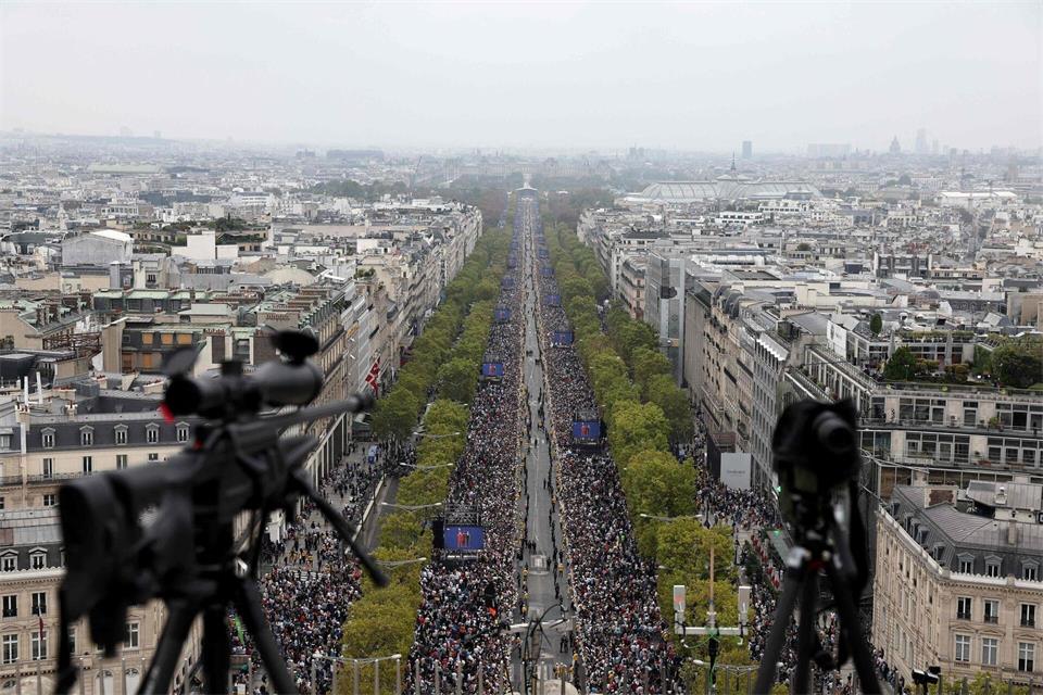 Eine Aufnahme vom Dach des Arc de Triomphe zeigt die großen Menschenmassen, die sich versammelt haben.Sameer Al-Doumy/AFP/dpa