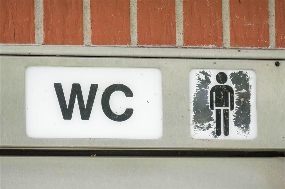 Eine Auseinandersetzung um ein verschmutztes WC löst einen Polizeieinsatz auf der Autobahn 61 aus. (Symbolbild)Stefan Sauer/dpa