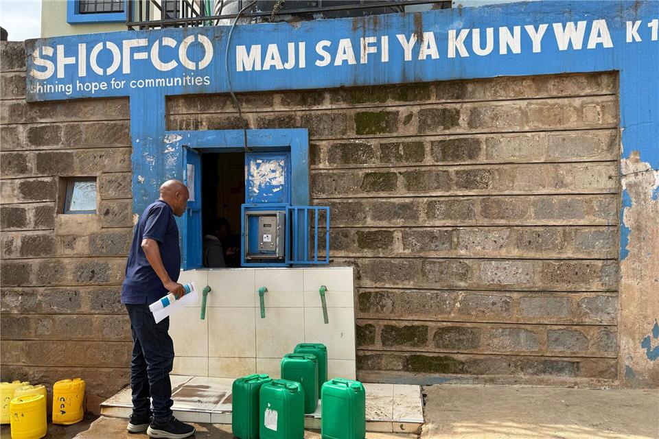 Eine Ausgabestelle der Organisation Shofco für sauberes Trinkwasser in Kibera. (Archivbild)Eva Krafczyk/dpa